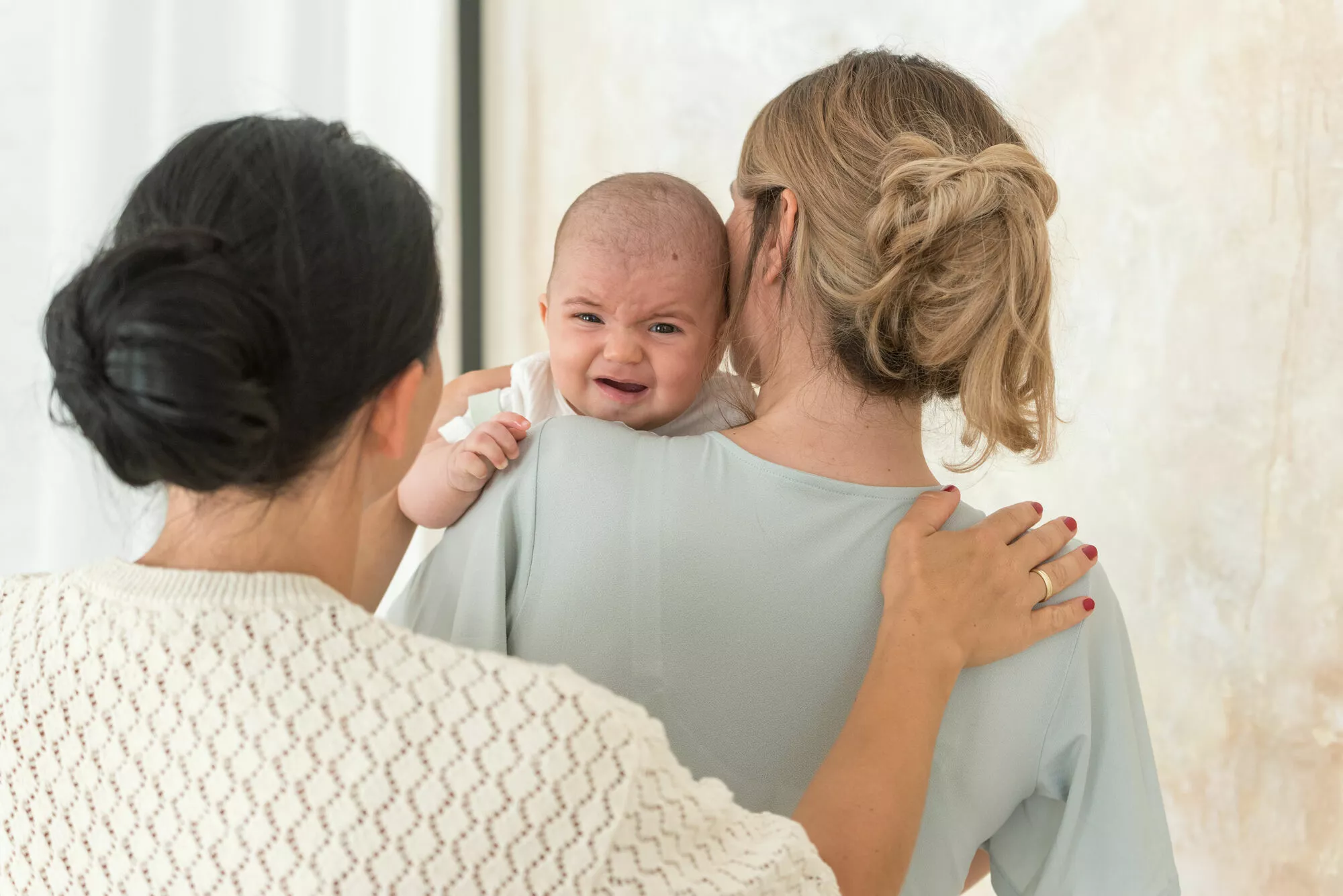 Susanne Schmid mit Mutter und Baby bei einer Schreibabybegleitung