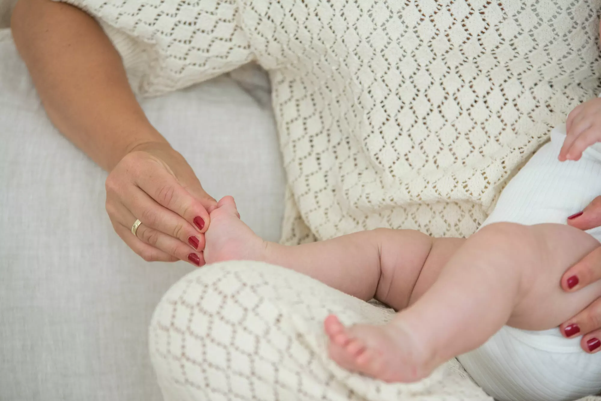 Susanne Schmid bei Fußmassage mit Baby